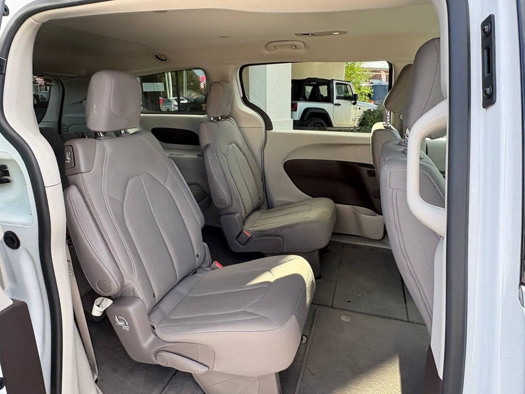 Photo 10 of this CHRYSLER PACIFICA