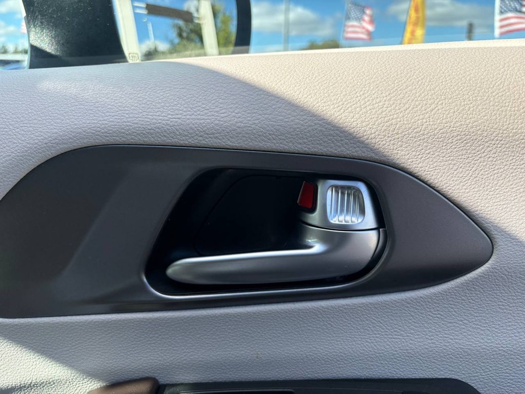 Photo 6 of this CHRYSLER PACIFICA