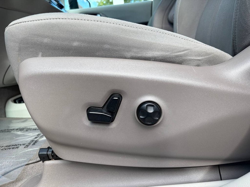 Photo 18 of this CHRYSLER PACIFICA