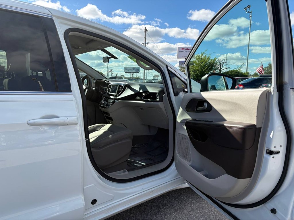 Photo 5 of this CHRYSLER PACIFICA