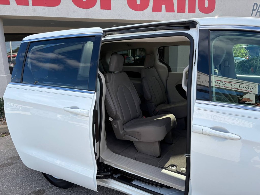 Photo 9 of this CHRYSLER PACIFICA