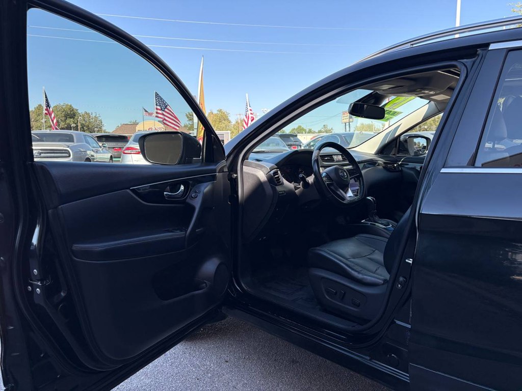 Photo 15 of this NISSAN ROGUE SPORT