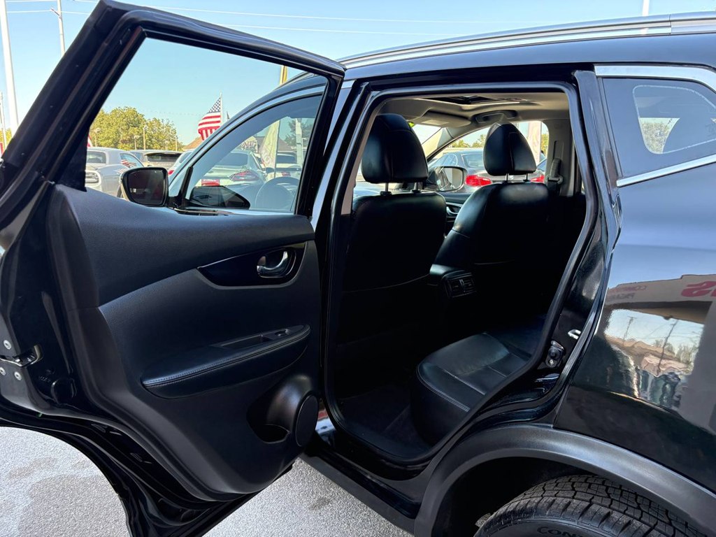 Photo 12 of this NISSAN ROGUE SPORT