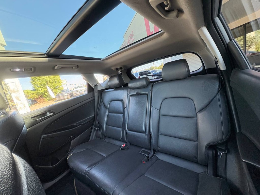 Photo 35 of this HYUNDAI TUCSON