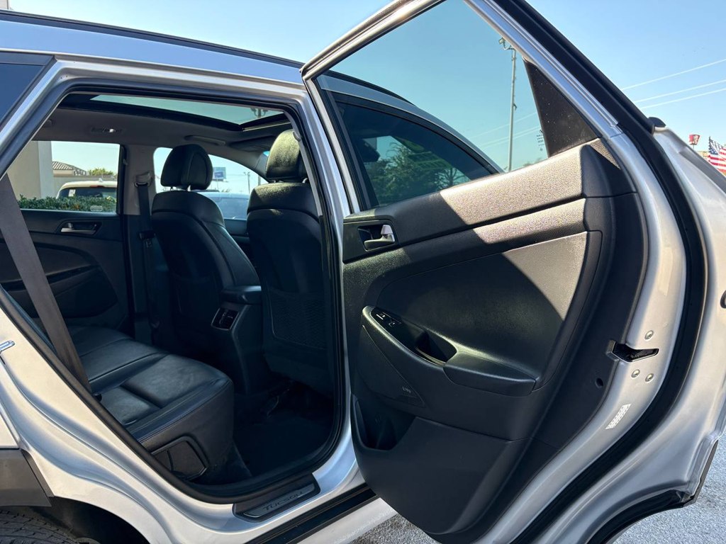 Photo 10 of this HYUNDAI TUCSON