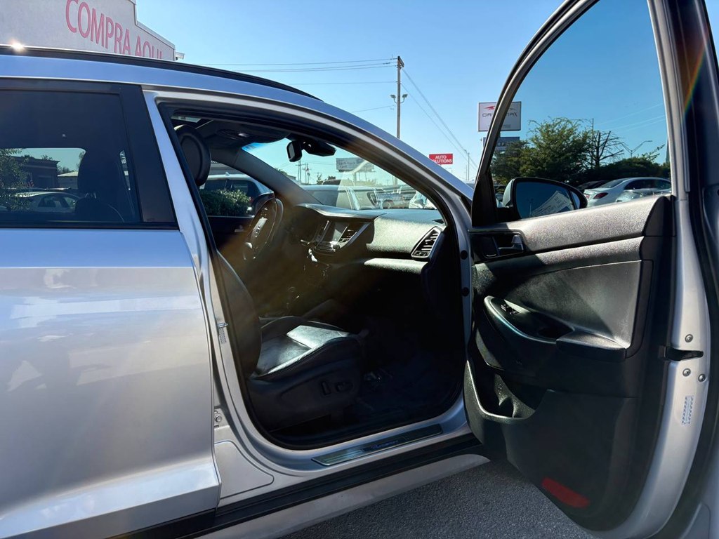 Photo 5 of this HYUNDAI TUCSON