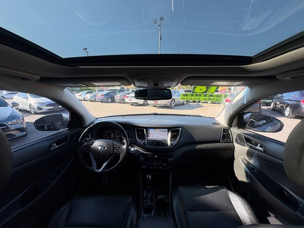 Photo 34 of this HYUNDAI TUCSON