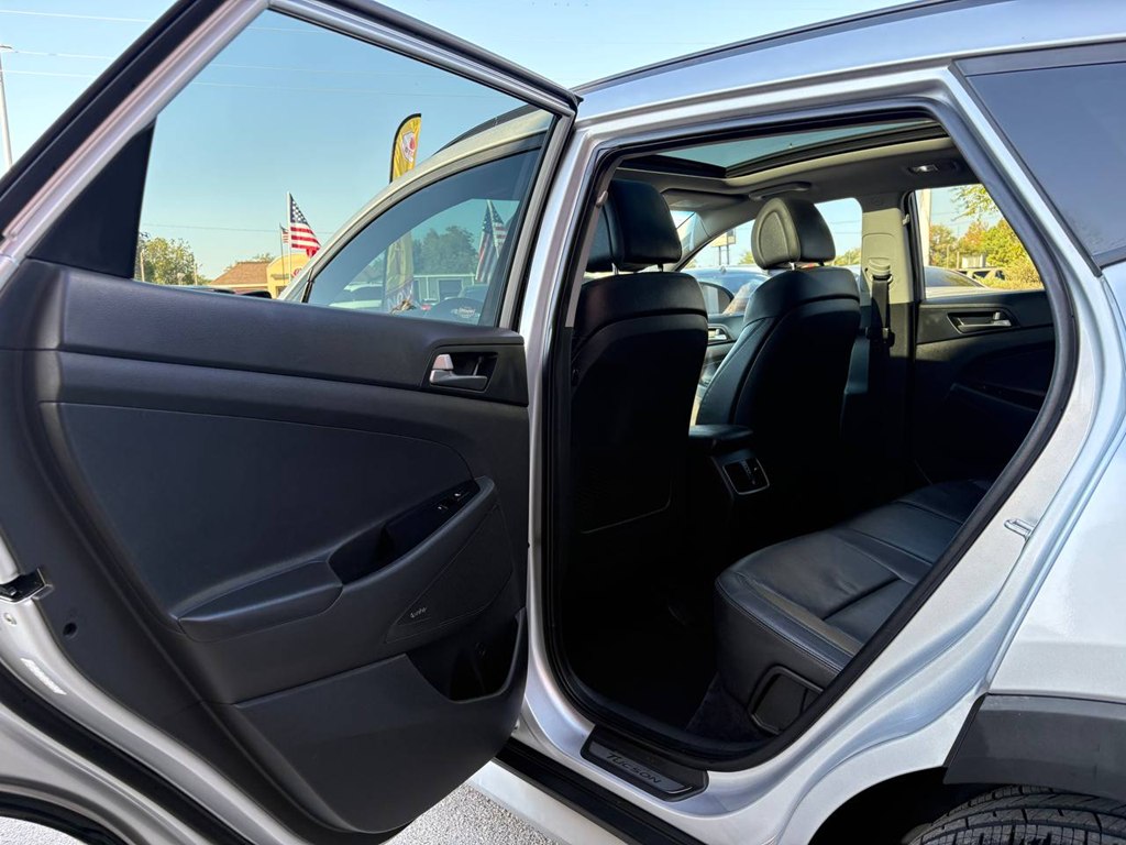 Photo 14 of this HYUNDAI TUCSON