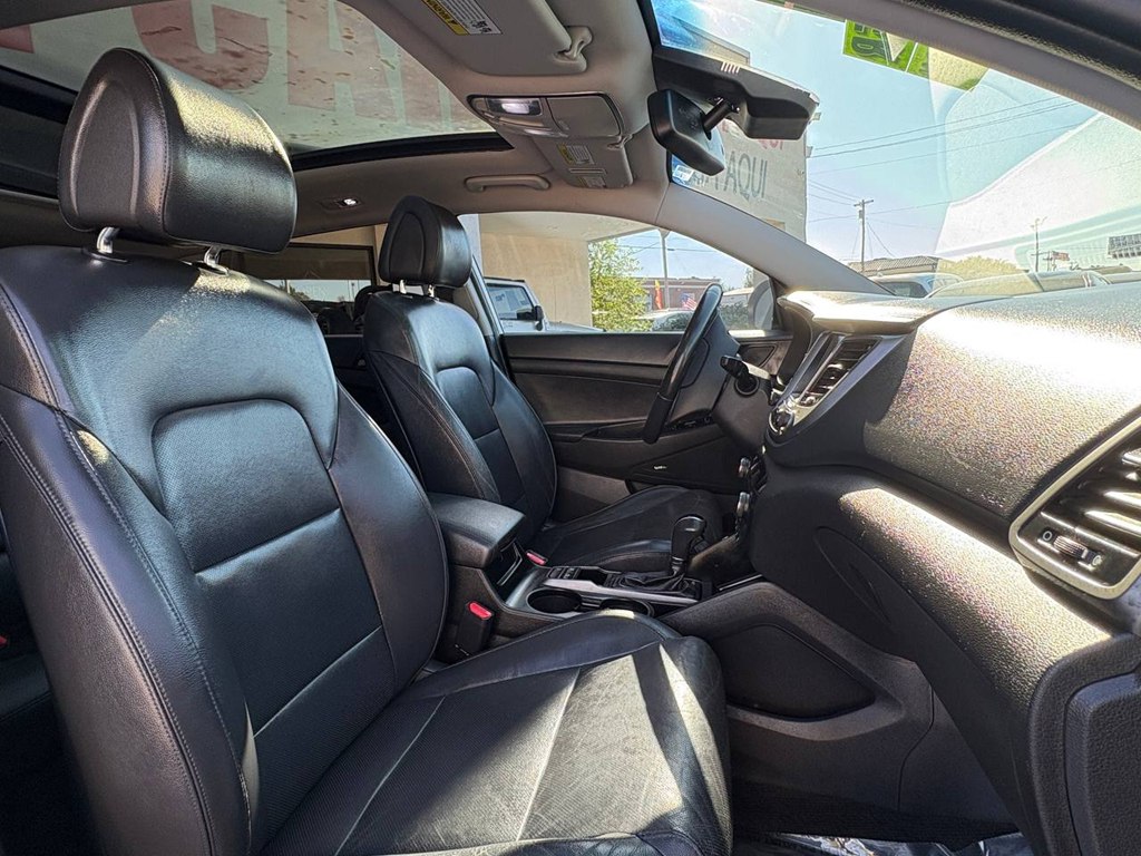 Photo 9 of this HYUNDAI TUCSON