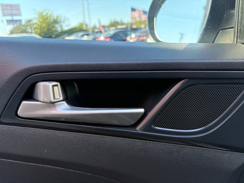 Photo 18 of this HYUNDAI TUCSON