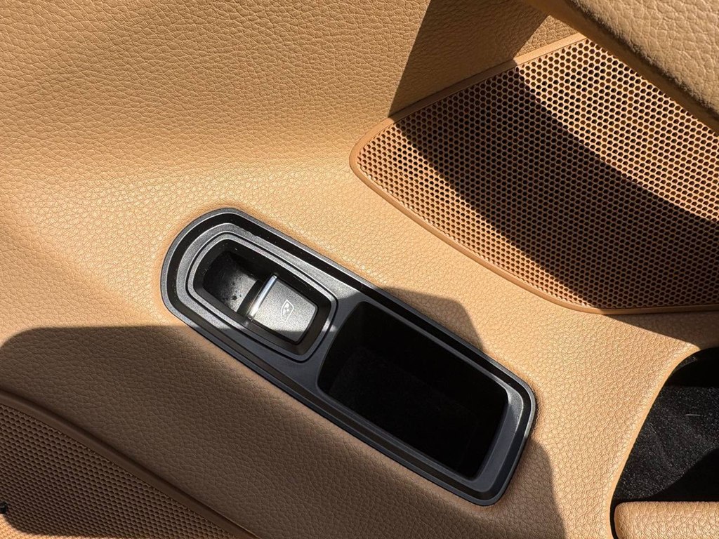 Photo 7 of this PORSCHE PANAMERA
