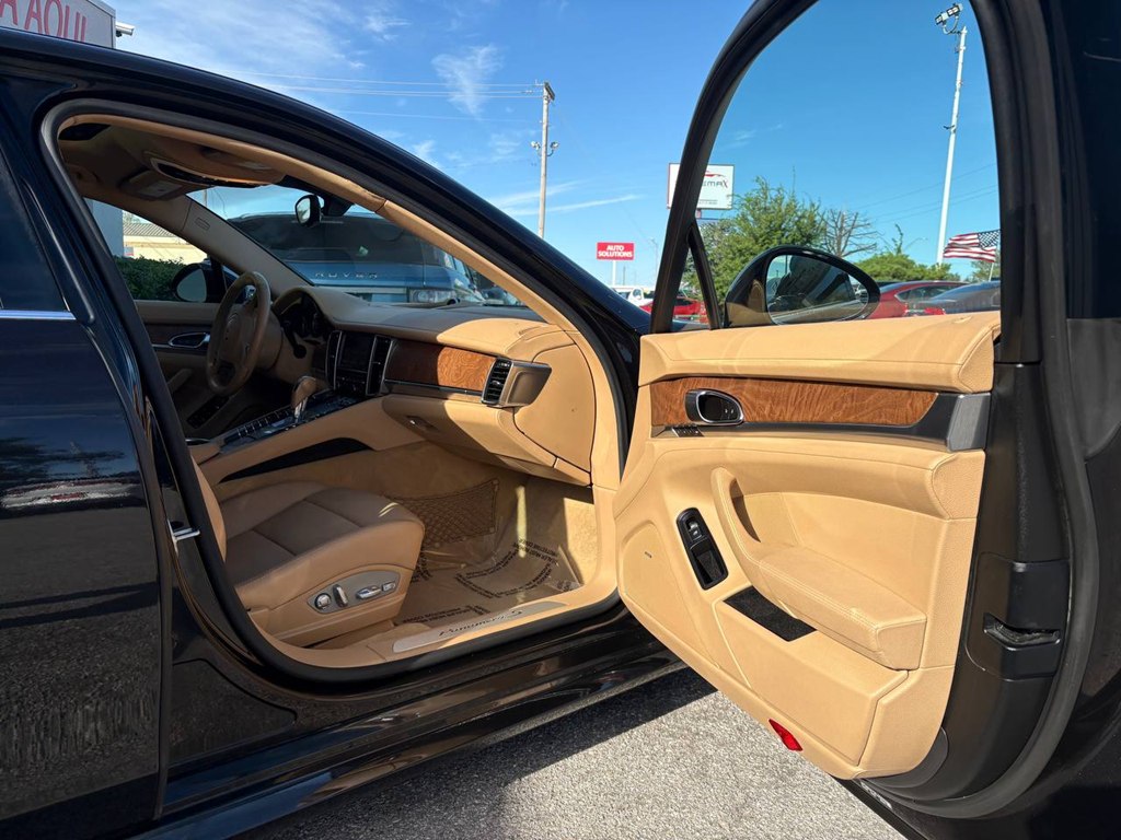 Photo 5 of this PORSCHE PANAMERA