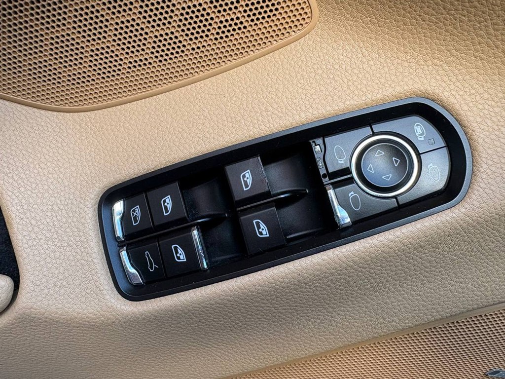 Photo 22 of this PORSCHE PANAMERA