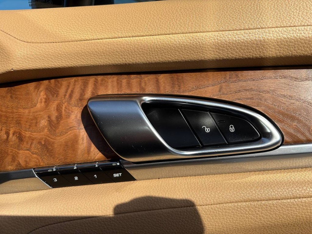 Photo 6 of this PORSCHE PANAMERA