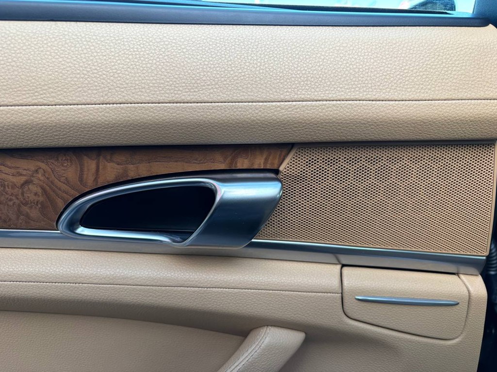 Photo 17 of this PORSCHE PANAMERA