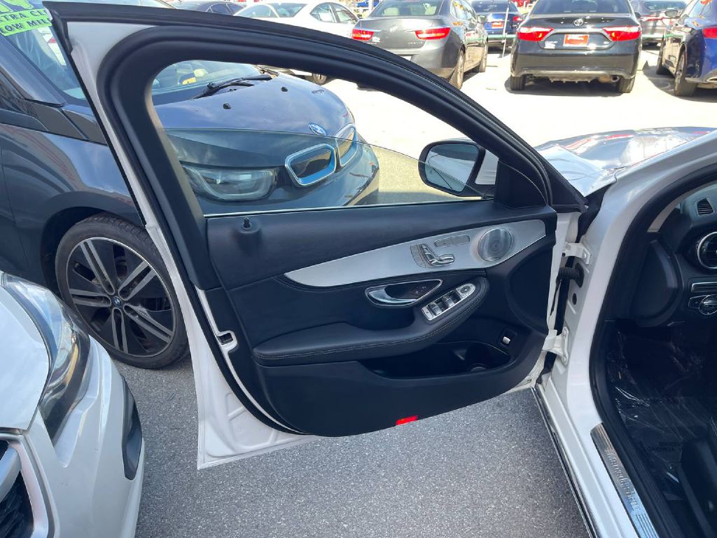 Photo 8 of this MERCEDES-BENZ C-CLASS