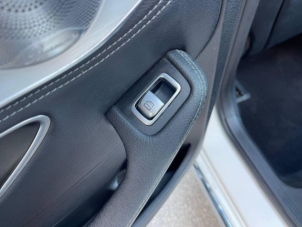 Photo 11 of this MERCEDES-BENZ C-CLASS