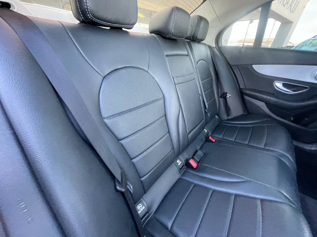 Photo 17 of this MERCEDES-BENZ C-CLASS