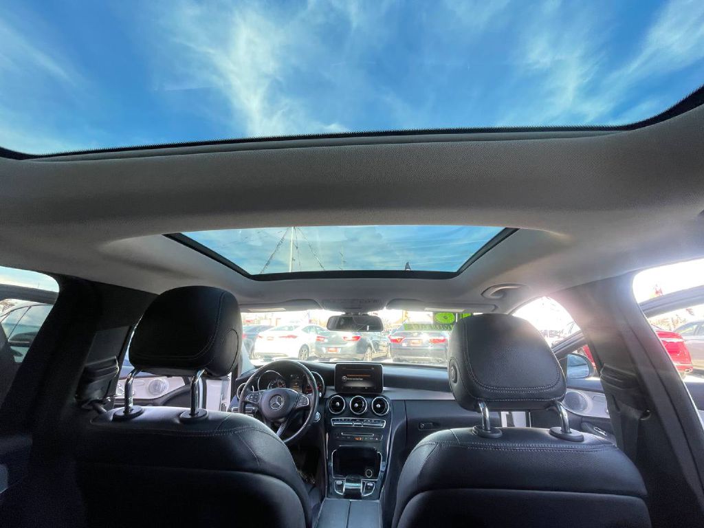 Photo 19 of this MERCEDES-BENZ C-CLASS
