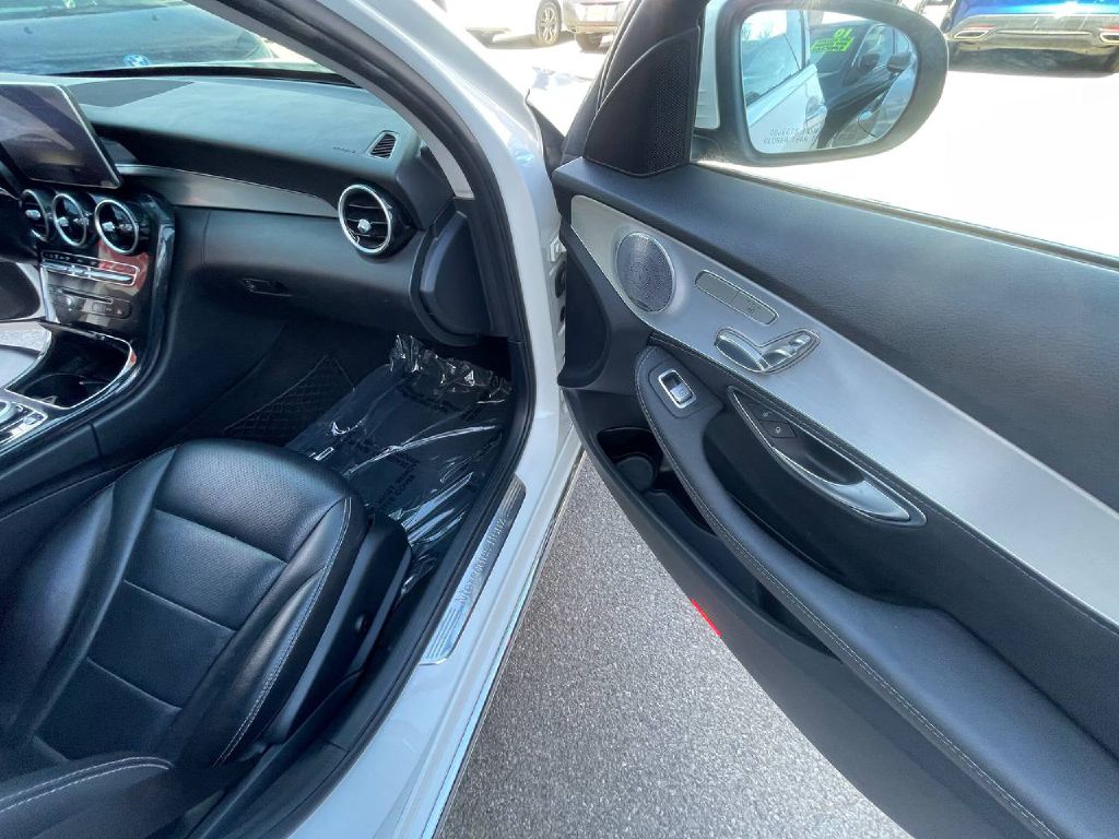 Photo 22 of this MERCEDES-BENZ C-CLASS