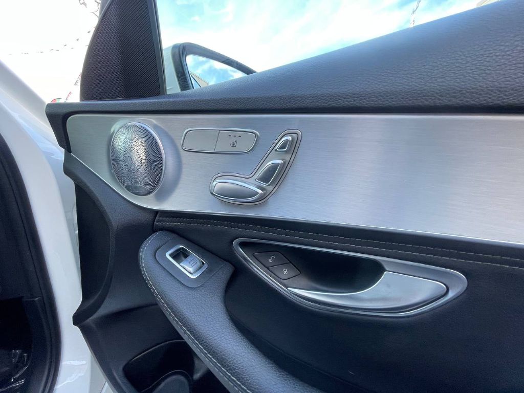 Photo 23 of this MERCEDES-BENZ C-CLASS