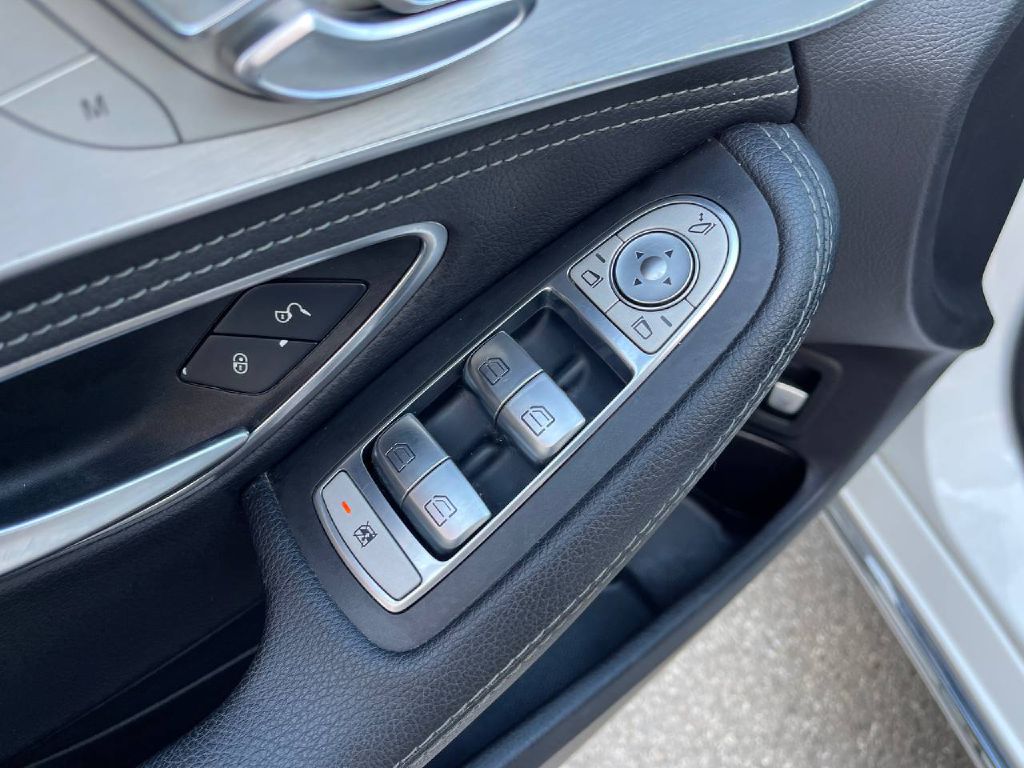 Photo 30 of this MERCEDES-BENZ C-CLASS