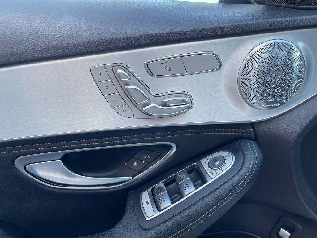 Photo 31 of this MERCEDES-BENZ C-CLASS