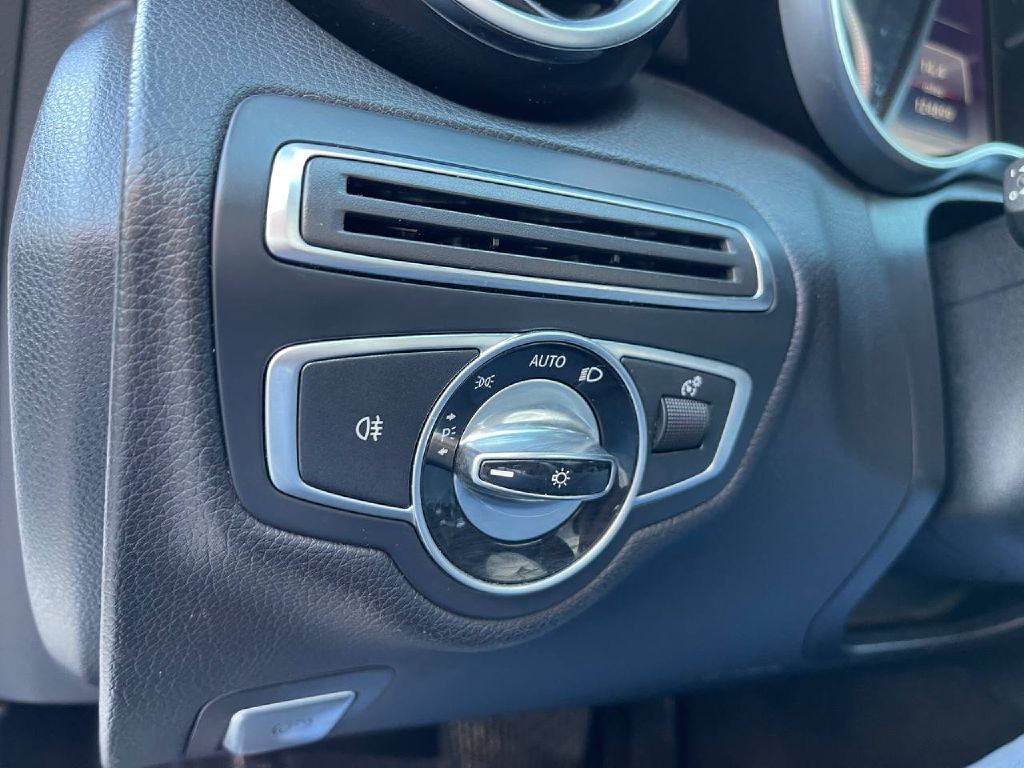 Photo 37 of this MERCEDES-BENZ C-CLASS
