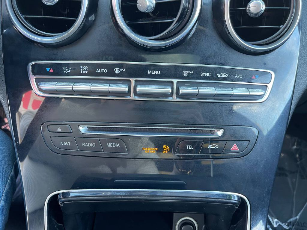Photo 41 of this MERCEDES-BENZ C-CLASS