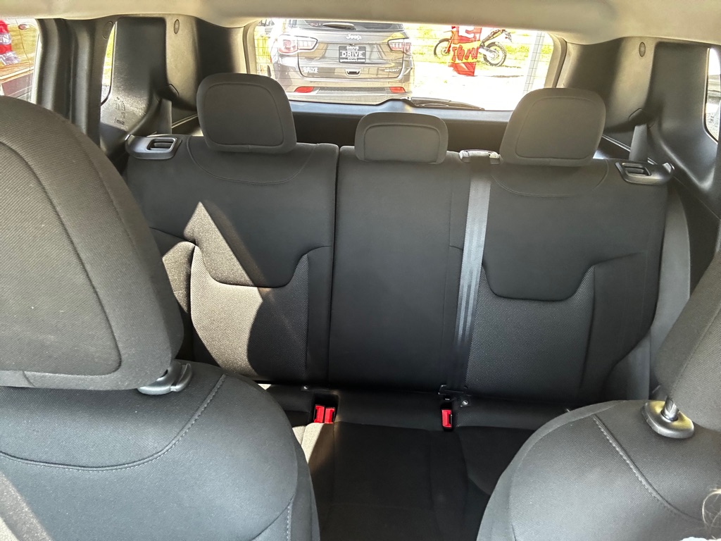 Photo 17 of this JEEP RENEGADE