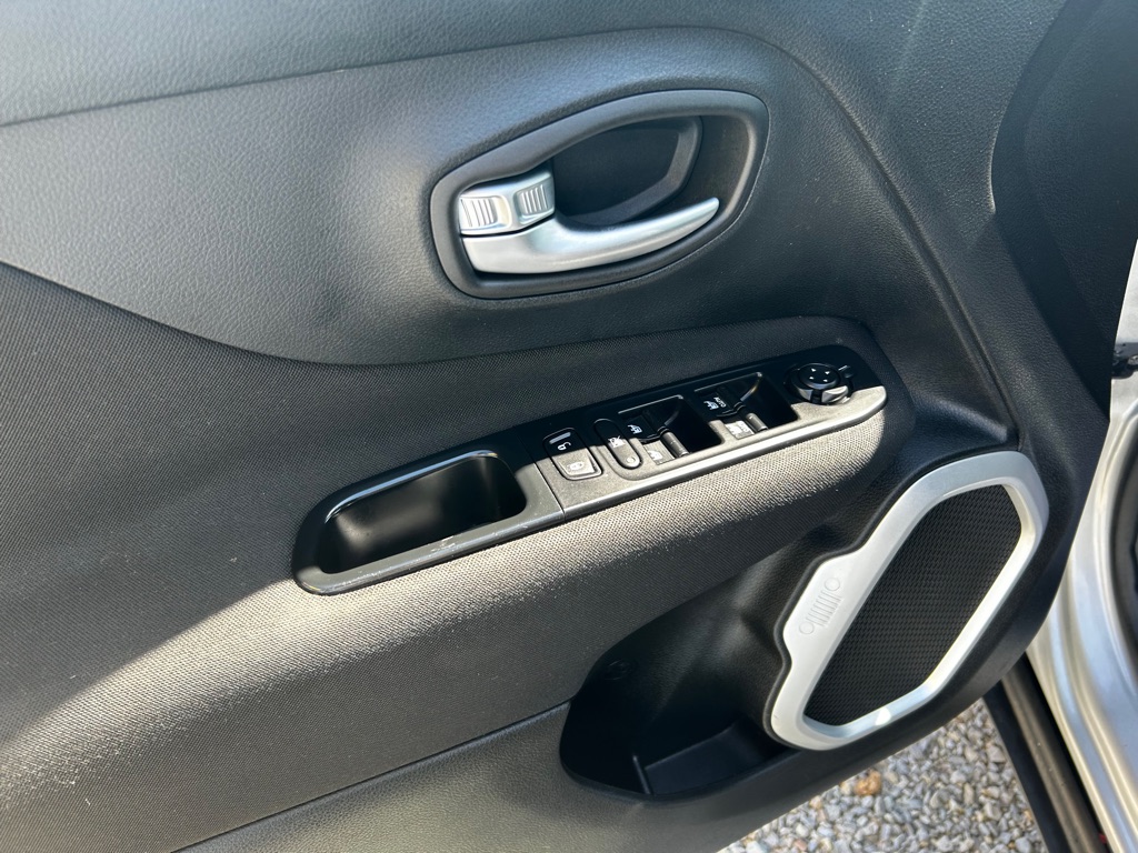 Photo 11 of this JEEP RENEGADE