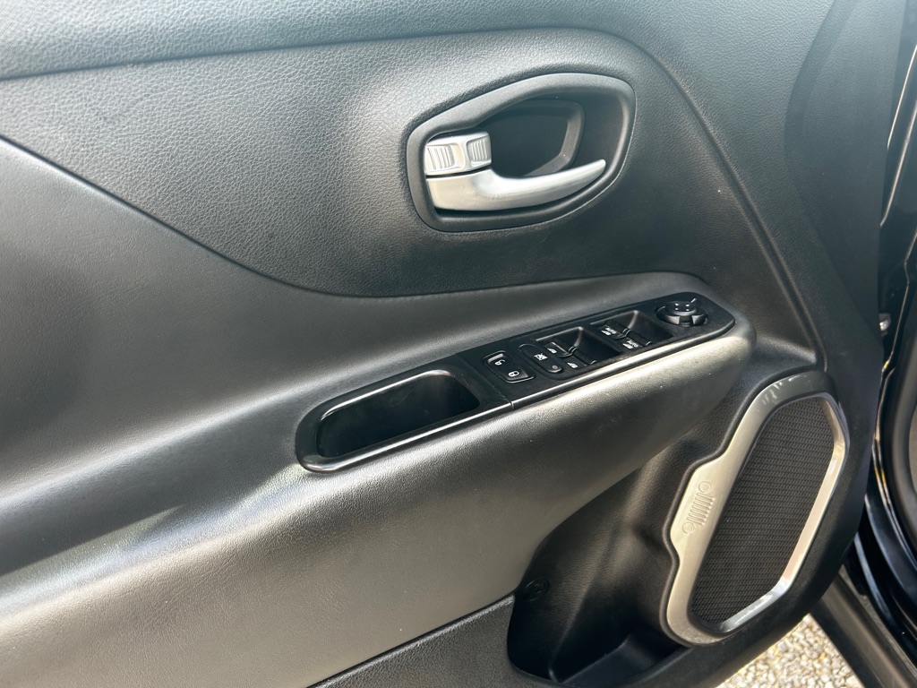 Photo 11 of this JEEP RENEGADE