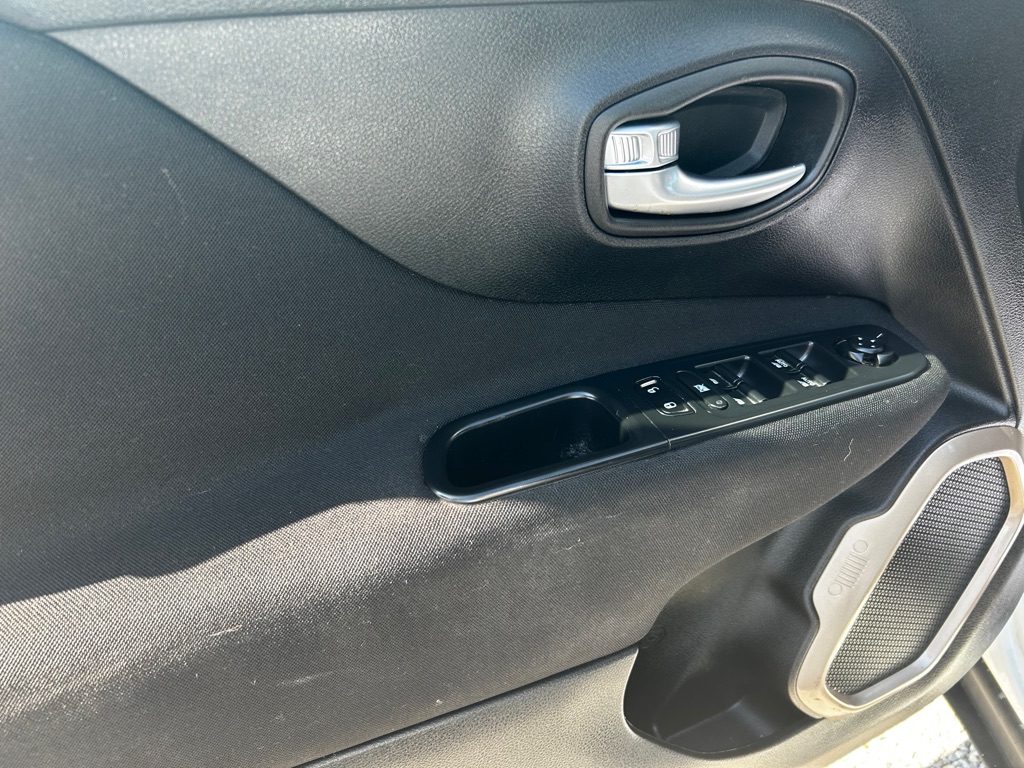 Photo 11 of this JEEP RENEGADE