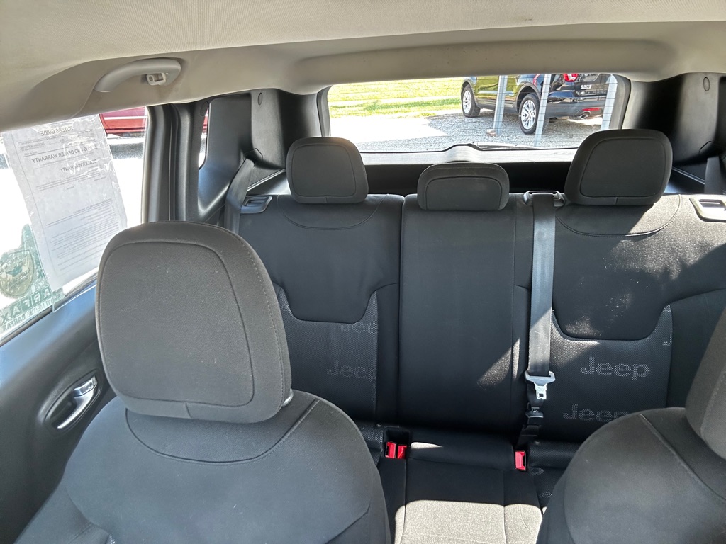 Photo 17 of this JEEP RENEGADE