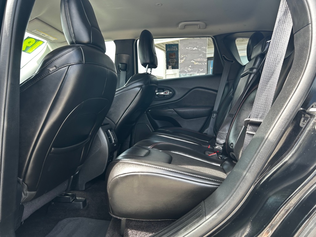 Photo 13 of this JEEP CHEROKEE