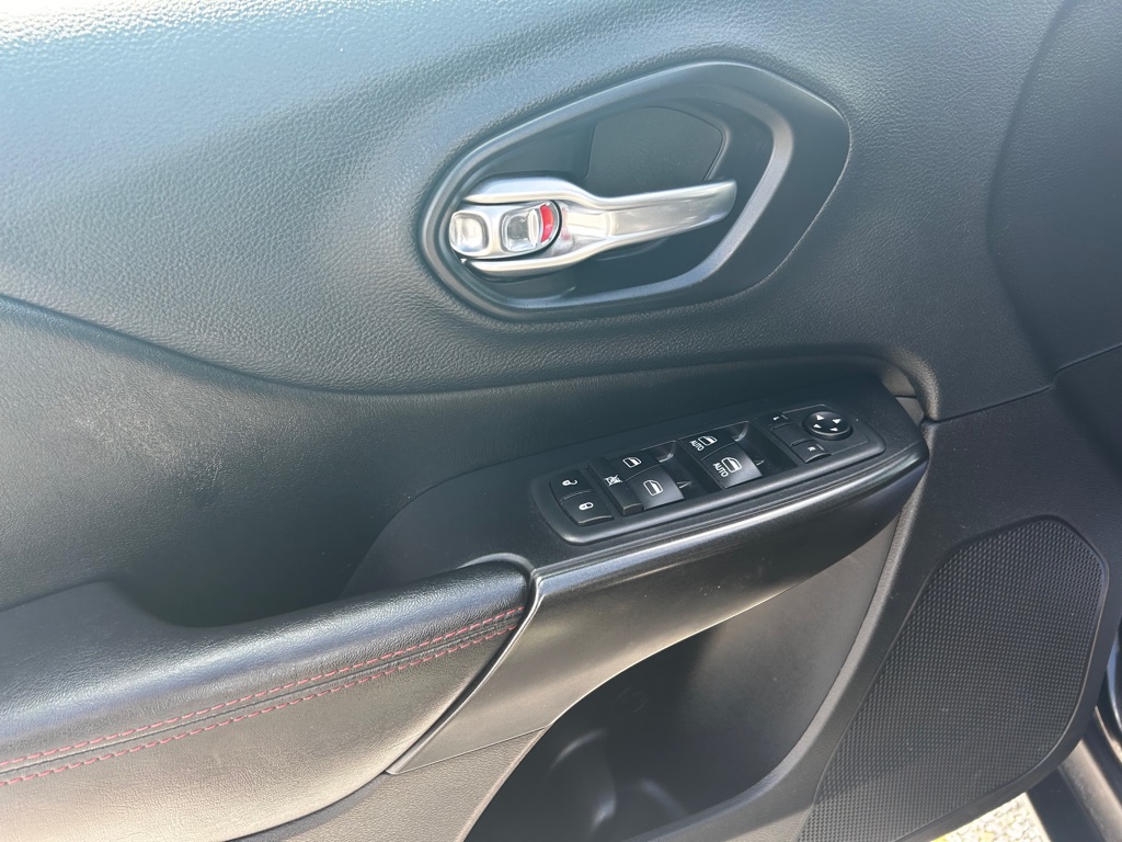 Photo 11 of this JEEP CHEROKEE