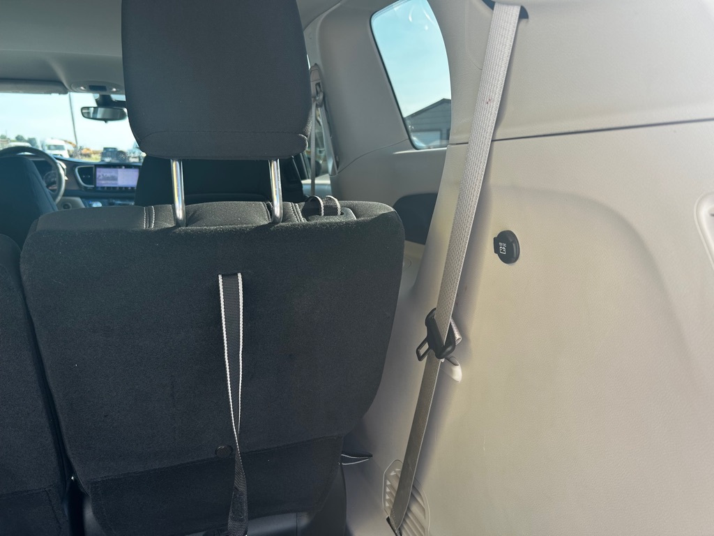 Photo 10 of this CHRYSLER VOYAGER