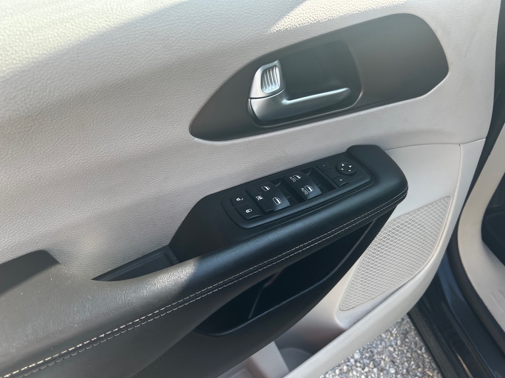 Photo 11 of this CHRYSLER VOYAGER