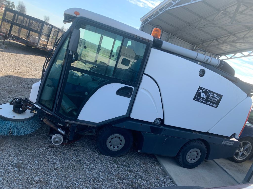 2005 JOHNSTON MADVAC SWEEPER