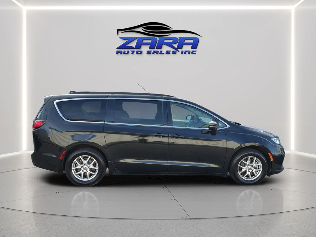 Photo 8 of this CHRYSLER PACIFICA