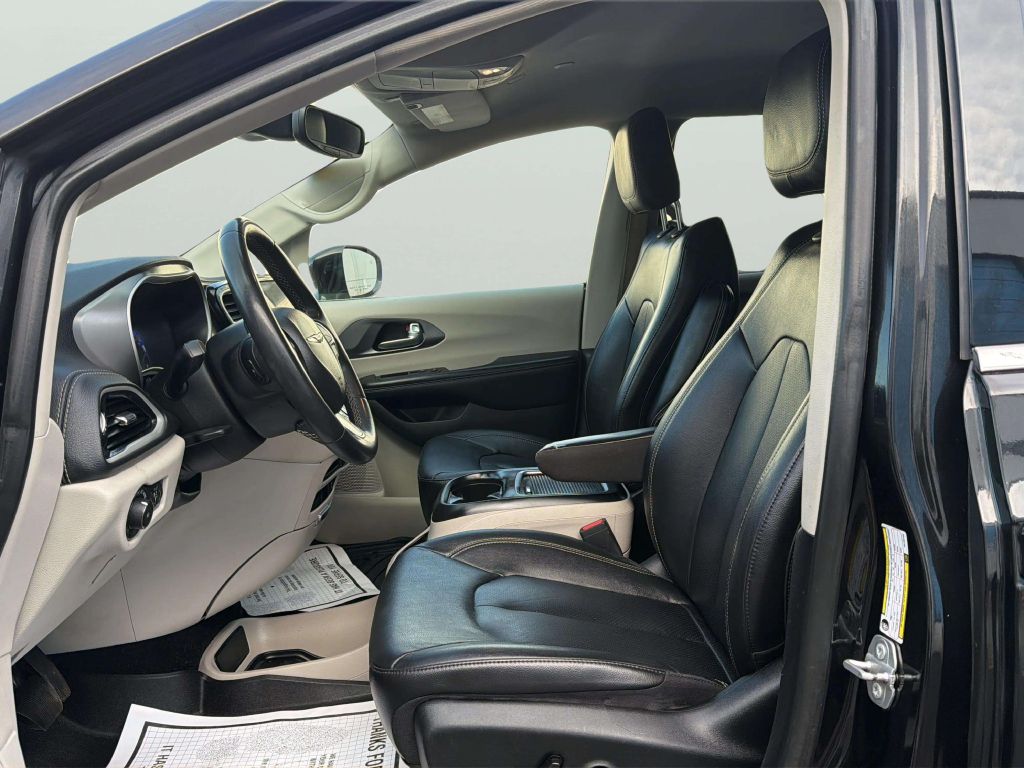 Photo 11 of this CHRYSLER PACIFICA