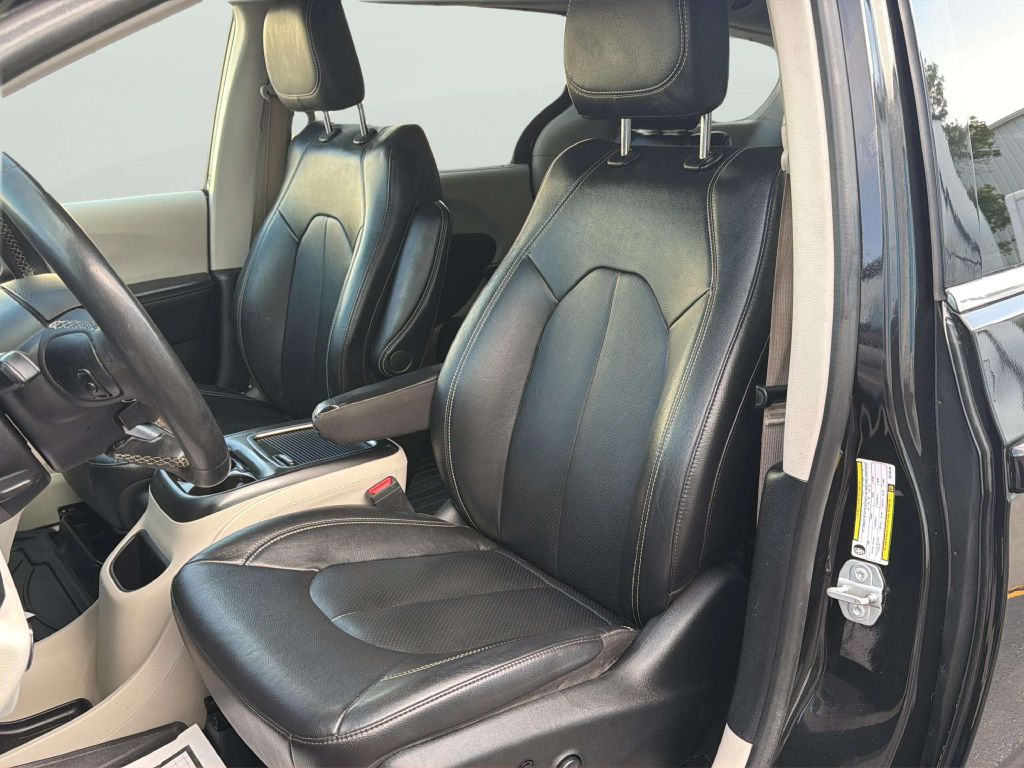 Photo 12 of this CHRYSLER PACIFICA