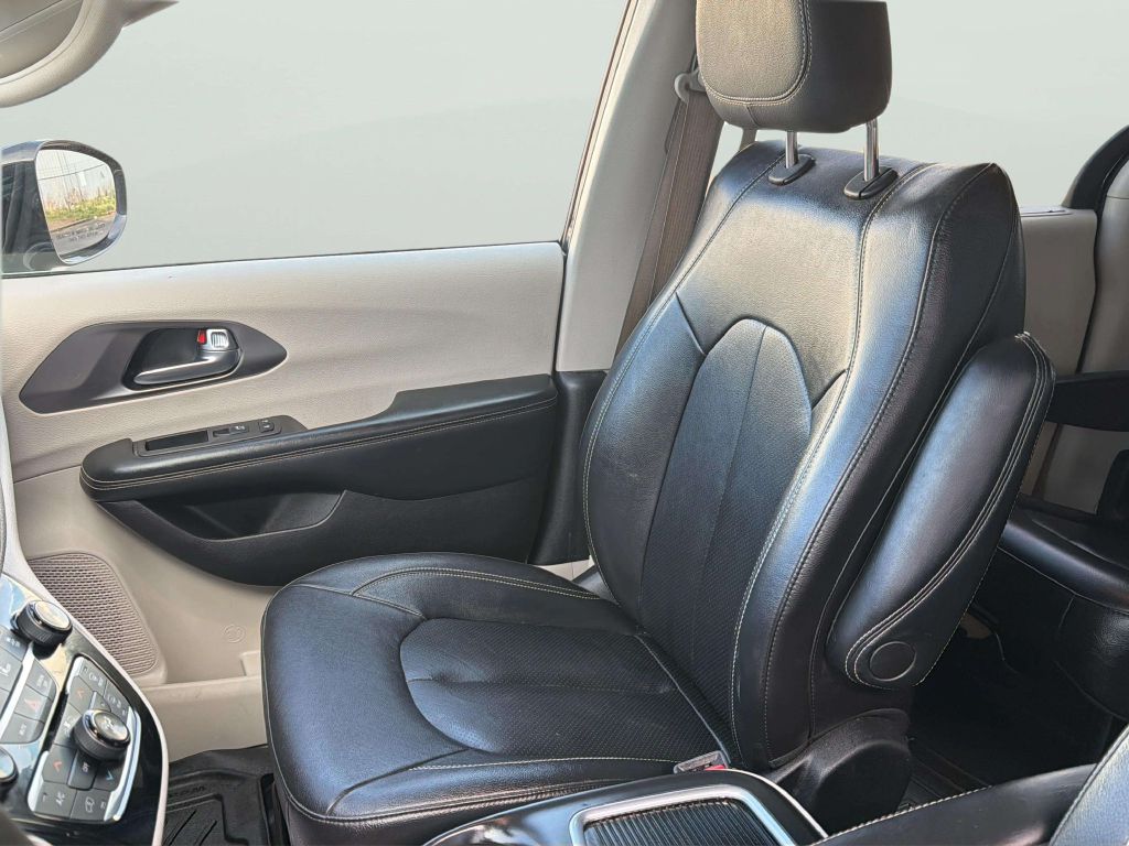 Photo 13 of this CHRYSLER PACIFICA