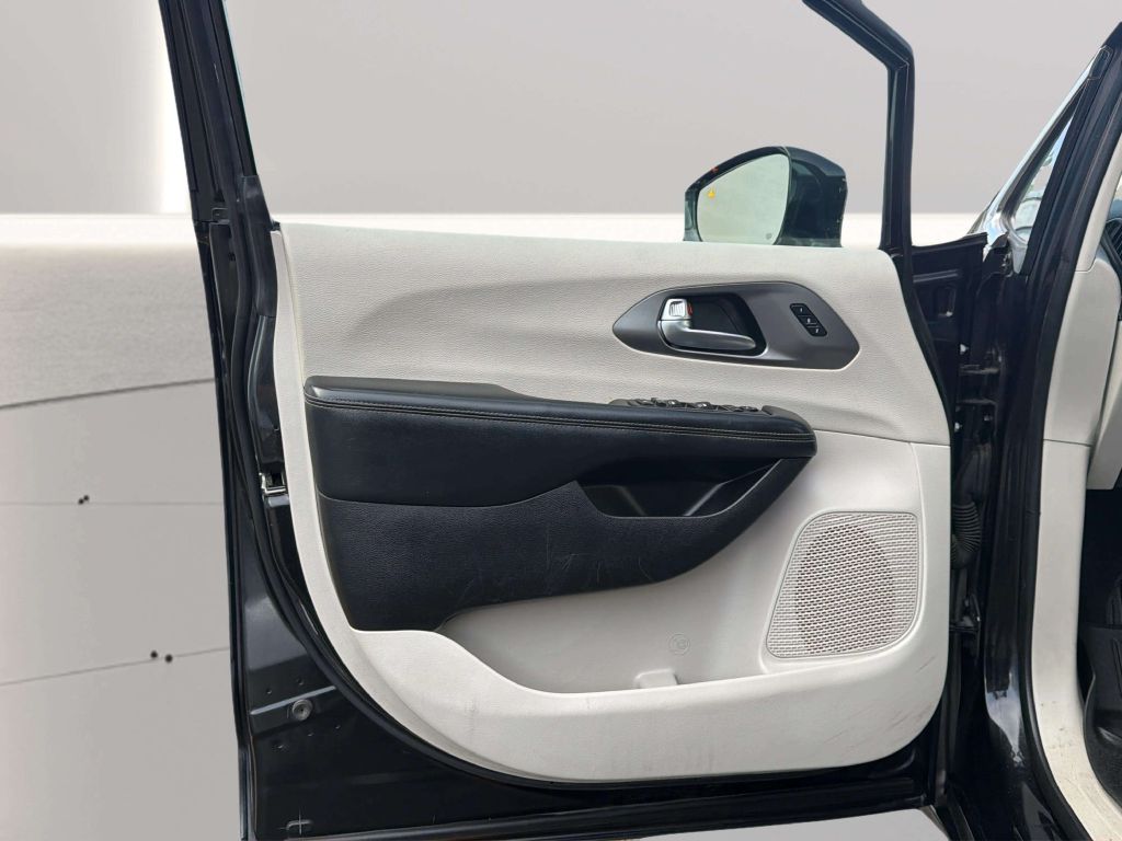 Photo 14 of this CHRYSLER PACIFICA
