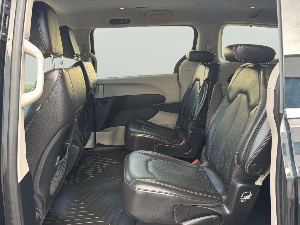 Photo 15 of this CHRYSLER PACIFICA