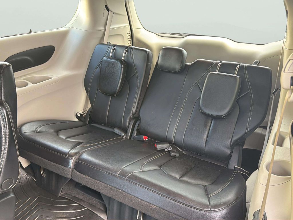 Photo 16 of this CHRYSLER PACIFICA