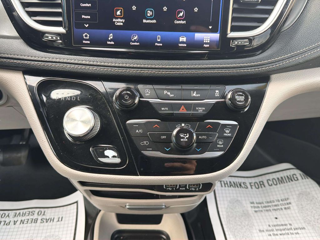 Photo 19 of this CHRYSLER PACIFICA