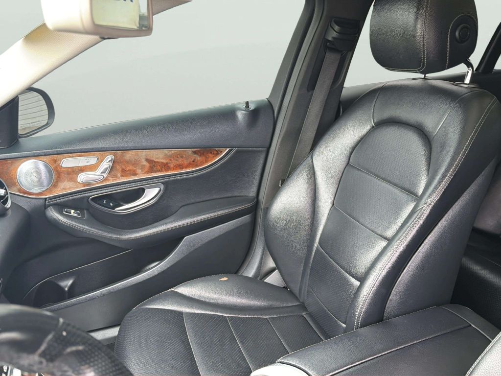 Photo 13 of this MERCEDES-BENZ C-CLASS