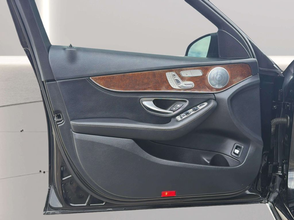 Photo 14 of this MERCEDES-BENZ C-CLASS