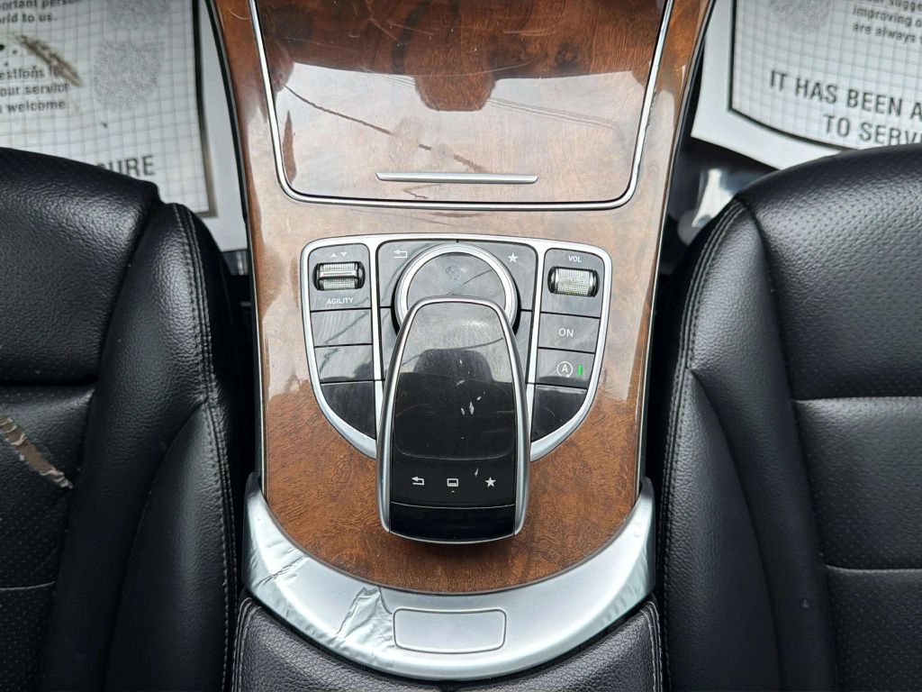 Photo 19 of this MERCEDES-BENZ C-CLASS